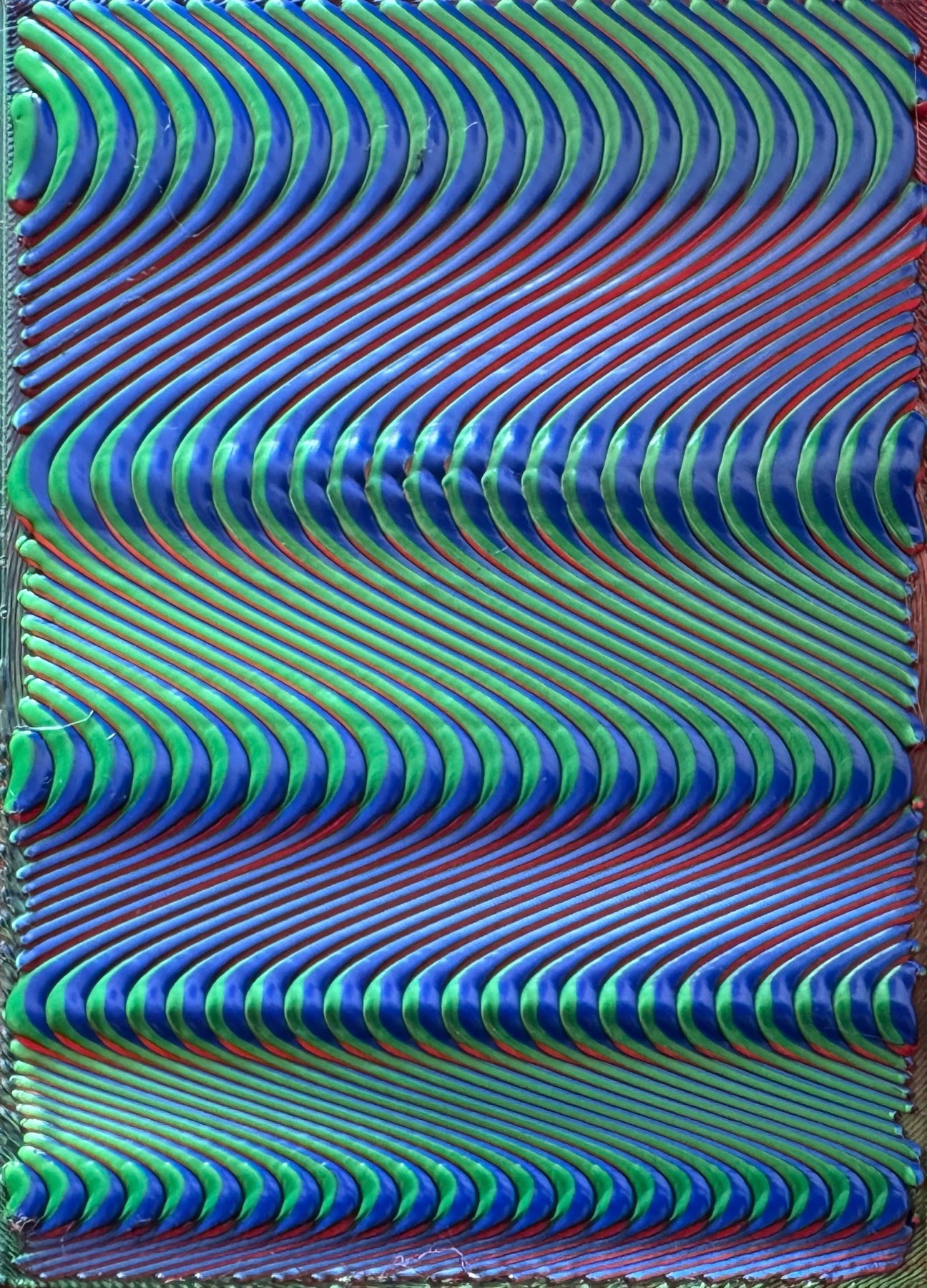 Tricolor directional 3D print — wave pattern in blue, green and red